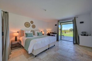 Deluxe room with terrass and access to the spa include | Premium bedding, minibar, in-room safe, desk - Domaine de Privadière & Spa (Garrigues-Sainte-Eulalie)