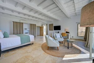Quarto quádruplo luxo, terraço | Roupas de cama premium, frigobar, cofres nos quartos, escrivaninha
