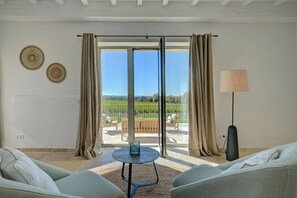 Deluxe-Vierbettzimmer, Terrasse | Hochwertige Bettwaren, Minibar, Zimmersafe, Schreibtisch