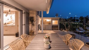 A modern outdoor patio with wicker chairs, a central table, and a view of the adjacent building. - Villa Villa Contessina (Istria - Novigrad) (Novigrad)