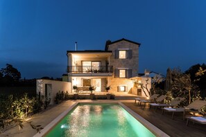 A two-story house with a swimming pool and outdoor seating. - Villa Villa Contessina (Istria - Novigrad) (Novigrad)
