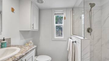 Ilmaiset hygieniatuotteet, hiustenkuivaaja, pyyhkeet