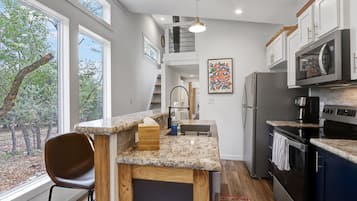 Een koelkast, een magnetron, een oven, een kookplaat