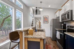 ثلاجة، ميكروويف، فرن، موقد طهي مسطح