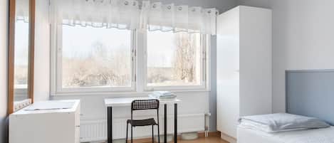 Chambre simple classique, 1 lit jumeau | Bureau, systĂšme dâinsonorisation, fer et planche Ă repasser