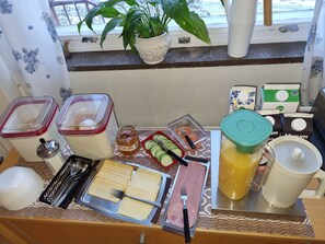 Continental breakfast on weekends (SEK 85 per person) - Näsbygården (Storvik)