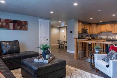 Around The Bend Bungalow - Large Groups Welcome.