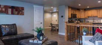 Around The Bend Bungalow - Large Groups Welcome.