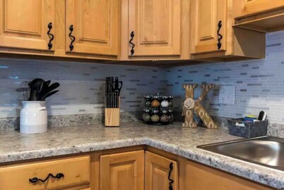 Around The Bend Bungalow - Large Groups Welcome.