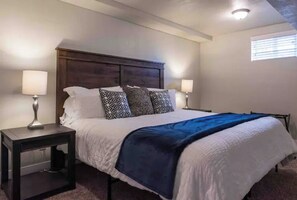 6 bedrooms, desk, iron/ironing board, WiFi