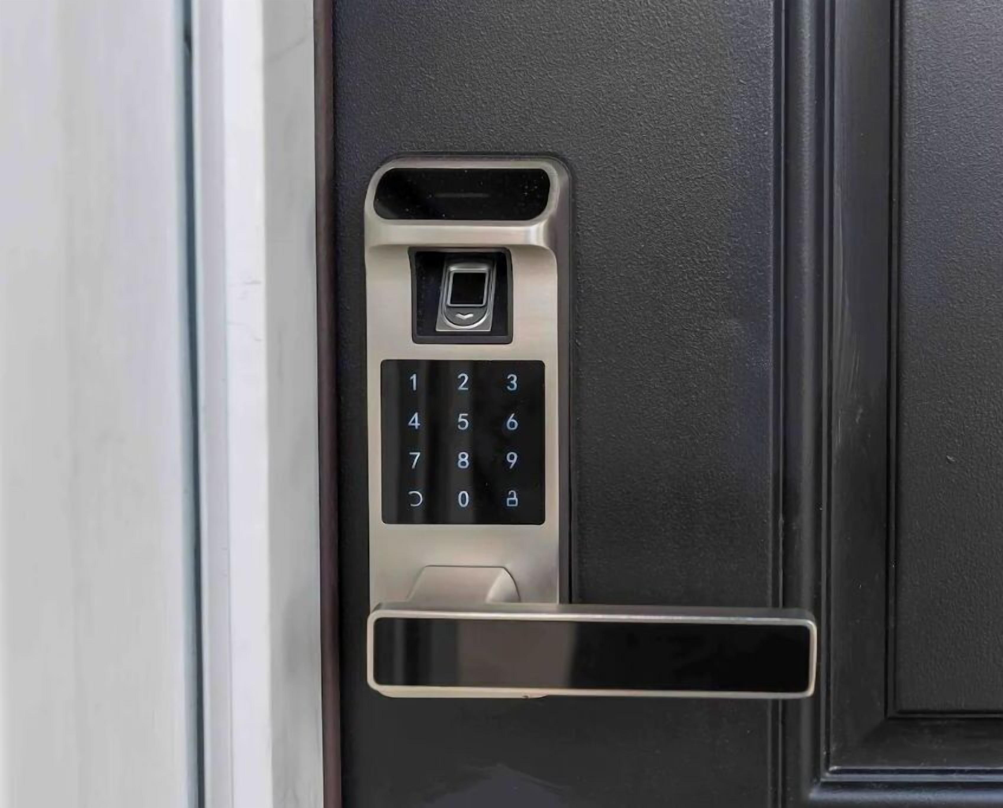 Een deur met een numeriek keypad slot en een sleutelgat.