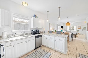 Nhà | Bếp riêng | Tủ lạnh, lò vi sóng, lò nướng, bếp nấu