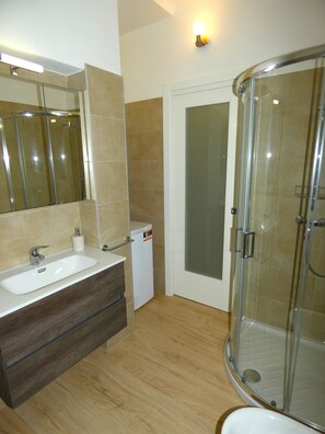 Shower, hair dryer, bidet, towels - La Piccola Loggia Verona app. with a view and garage (Verona)