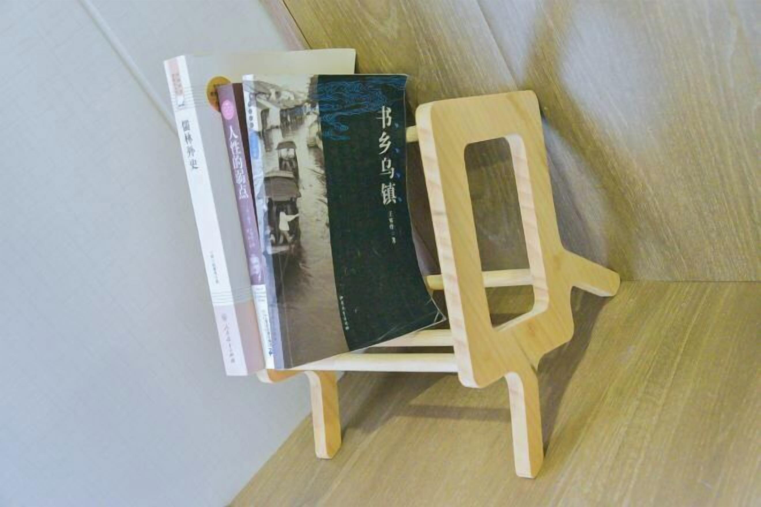 Un atril de madera con varios libros.