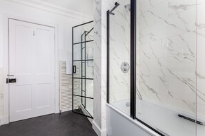 Shower, hair dryer, bidet, towels - Beautifully kept period property 5-10mins from town centre, restaurants, beaches (St Andrews)