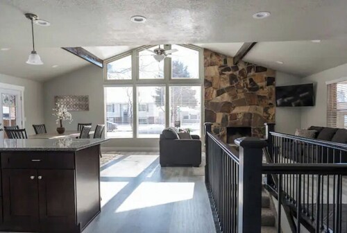 Stellar Sandy Getaway - New Remodel - Big Groups!