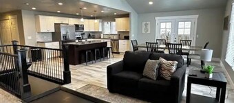 Stellar Sandy Getaway - New Remodel - Big Groups!