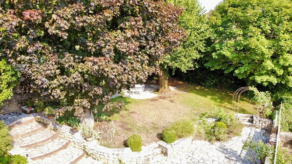 المنطقة المحيطة بالمنشأة