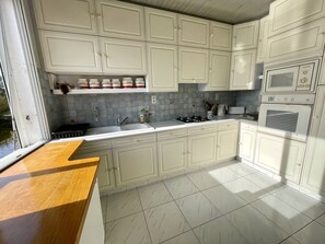 Fridge, oven, dishwasher, coffee/tea maker