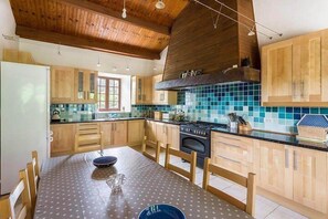 Kühlschrank, Geschirrspüler, Wasserkocher mit Kaffee-/Teezubehör