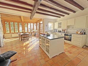 Fridge, dishwasher, coffee/tea maker, toaster