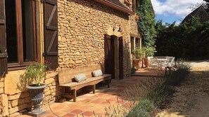 Outdoor dining - Le Vezou (PAUNAT)