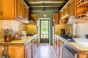 ثلاجة، فرن، غسالة أطباق، ماكينة لصنع القهوة/الشا ي