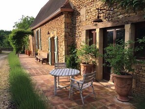 Outdoor dining - Le Vezou (PAUNAT)