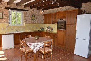 Réfrigérateur, lave-vaisselle, cafetière/bouilloire, grille-pain