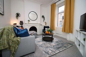 Living area - Adamsdown Lodge by Tŷ SA (Cardiff)