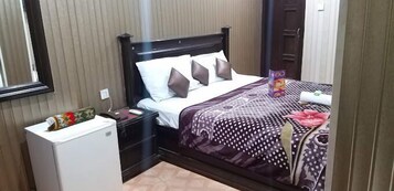 标准双人房或双床房 | 熨斗/熨板、免费 WiFi、床单