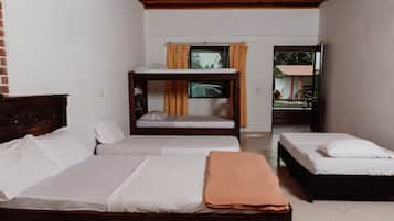 Tabla de planchar con plancha, wifi gratis y ropa de cama