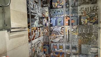 Doccia, asciugacapelli, asciugamani, sapone