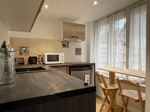 Réfrigérateur, micro-ondes, plaque de cuisson, cafetière/bouilloire