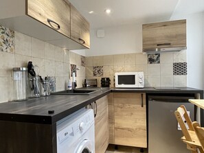 Réfrigérateur, micro-ondes, plaque de cuisson, cafetière/bouilloire
