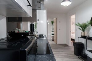 Frigorífico, microondas, horno y placa de cocina