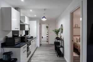 Kjøleskap, mikrobølgeovn, ovn og kokeplater