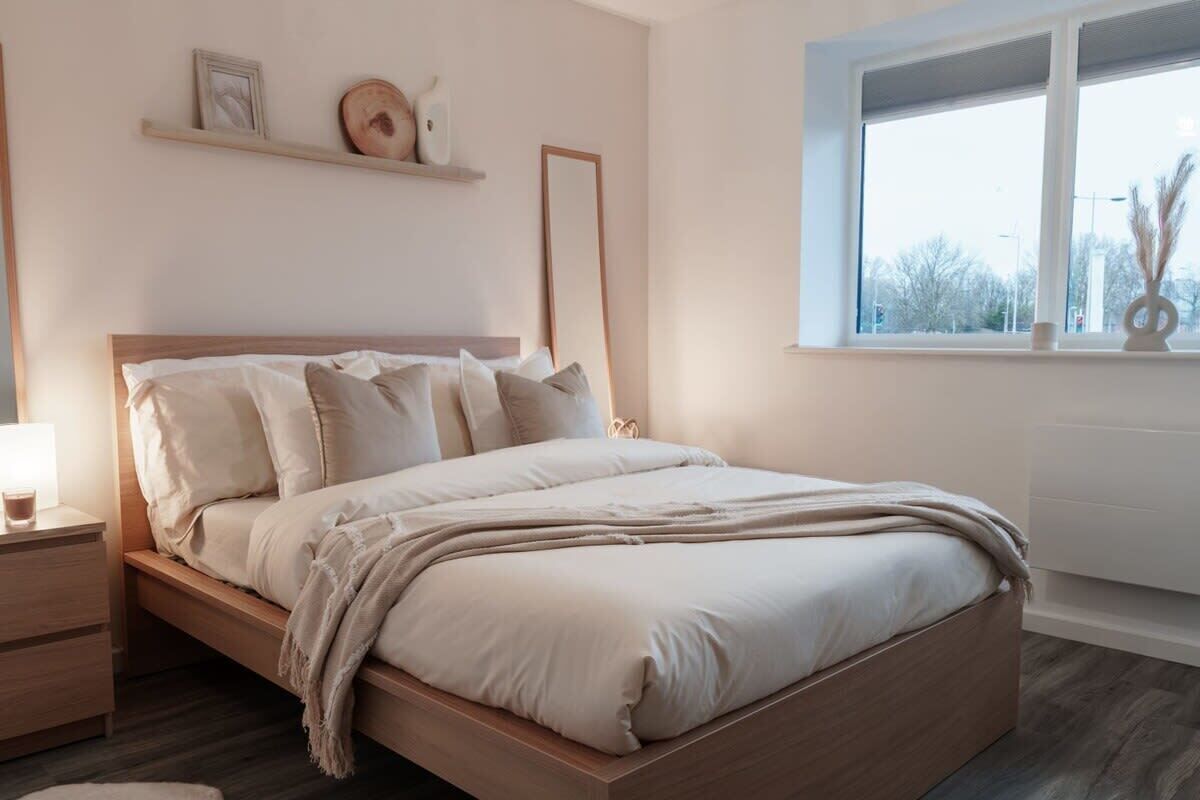 2 bedrooms, desk, iron/ironing board, WiFi