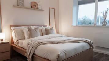 2 bedrooms, desk, iron/ironing board, WiFi