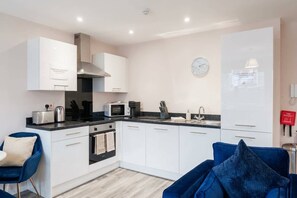 Fridge, microwave, oven, stovetop - Beautiful 1-Bed Apartment in Manchester – Perfect for 2 Guests (Salford)