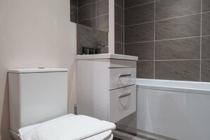 Badewanne, Haartrockner, Handtücher