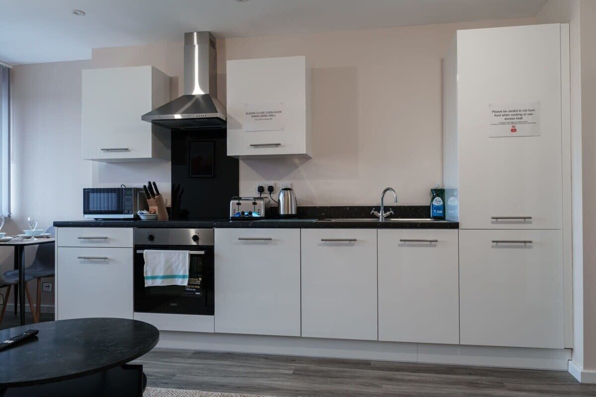 Kjøleskap, mikrobølgeovn, ovn og kokeplater