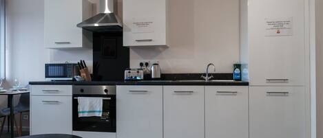 Kjøleskap, mikrobølgeovn, ovn og kokeplater