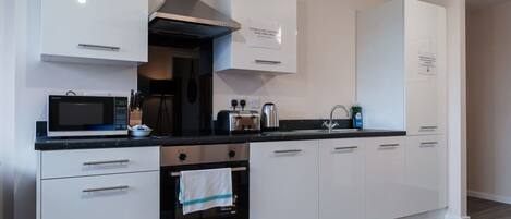 Frigorífico, microondas, horno y placa de cocina
