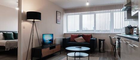 Una televisión, una oficina