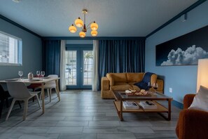 Un salon comprenant un canapé, une table basse, une table à manger et des chaises.