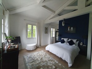 5 bedrooms, desk, iron/ironing board, travel crib