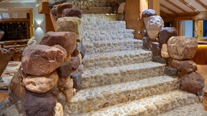A staircase with a rustic design, featuring stone steps and wooden railings. - Casa Raiz -The Handmade House in Calca (Calca)