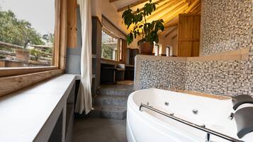 Private spa tub