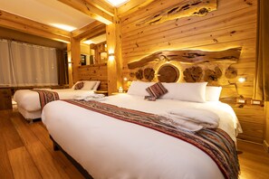 A wooden cabin-style bedroom with two beds, a large mirror, and a log wall. - Casa Raiz -The Handmade House in Calca (Calca)